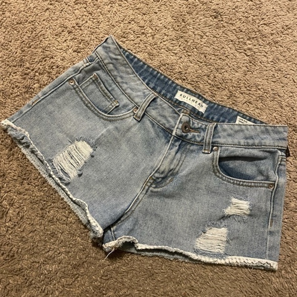 Bullhead Low Rise Distressed Shorts   BBB1
